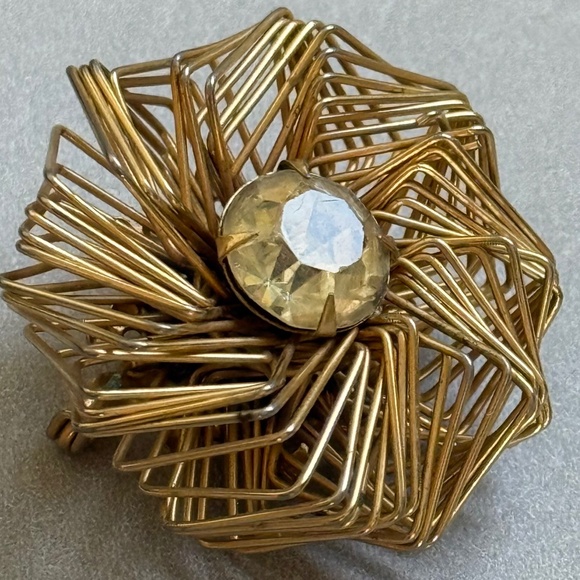 VINTAGE Small Modern Style Brooch Floral Petal Warm Prong Rhinestone Center Gold - Picture 3 of 6